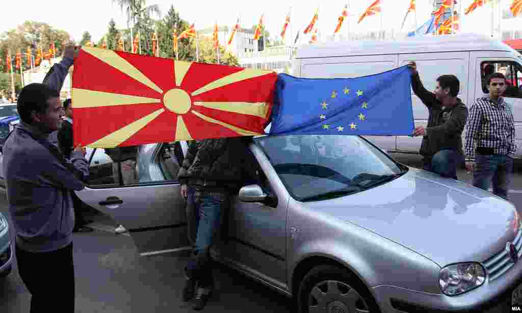 Граѓаните ја прославуваа препораката на ЕК за почеток на преговорите за членство во ЕУ - Citizens celebrate the EU recommendation for start of the negotiations, Граѓаните ја прославуваат препораката на ЕК за преговори со Македонија за членство во ЕУ