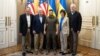 Predsjednik Ukrajine Volodimir Zelensk (u sredini) i članovi delegacije gornjeg doma američkog Kongresa predvođeni čelnikom republikanske manjine u Senatu Mitchellom McConnellom (drugi slijeva). Kijev, 14. maja 2022. 