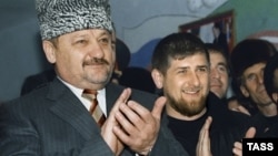 Ахмат Қадыров (сол жақта) пен Рамзан Қадыров (оң жақта). 2004 жылғы сурет.
