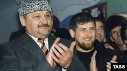 Ахмат и Рамзан Кадыровы в своем родовом селе. Март 2004 года