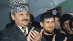 Ахмат Кадиров (ліворуч) з сином Рамзаном. Березень 2004 року