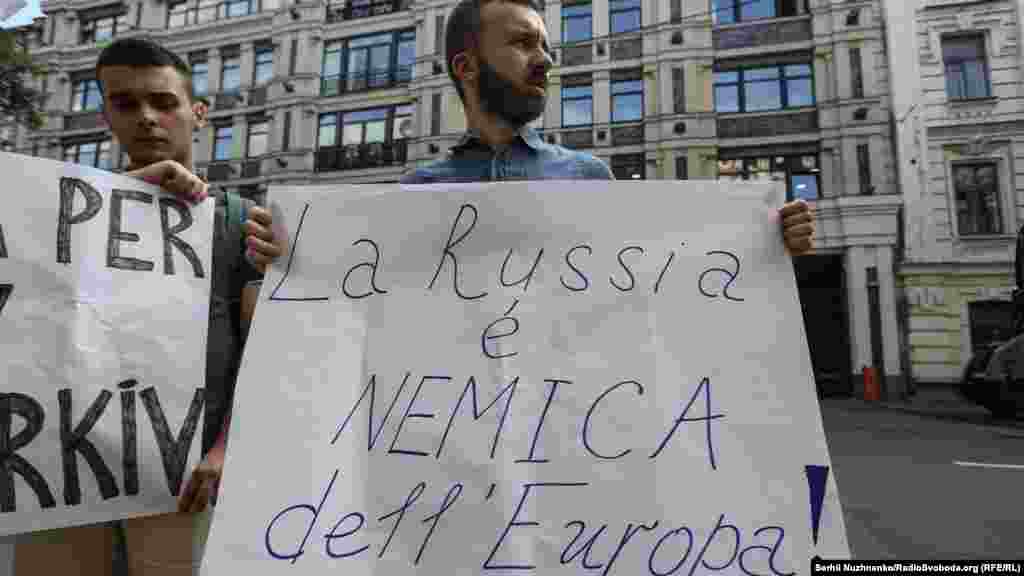 Напис на плакаті: &laquo;Росія &ndash; ворог Європи&raquo;