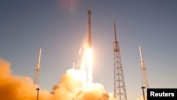  "SpaceX" adamsyz "Falcon 9" raketasyny uçurýar. Kanaweral, Florida, 11-nji fewral, 2015 ý.
