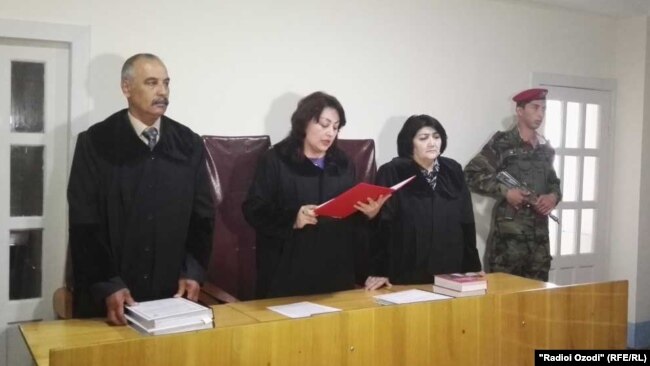 Судья областного суда Фируза Ахмадзода объявляет приговор. 18 апреля 2018 года
