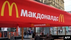 Снимката е на първия ресторант от веригата "МакДоналдс", който отваря в Москва през 1990 г. Направена е през 2014 г. 