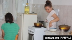 Студентки в кухне общежития. Алматы, 8 сентября 2013 года.