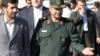 محمود احمدی‌نژاد در کنار فرمانده سپاه پاسداران در بازدید از یک رژه نظامی