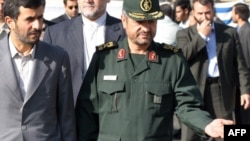 محمود احمدی‌نژاد در کنار فرمانده سپاه پاسداران در بازدید از یک رژه نظامی