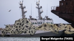 Захваченные украинские корабли в порту Керчи (Крым)