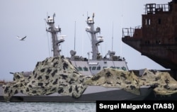 Українські військові катери (видно напис «Бердянськ» на одному з них) у порту окупованого кримського міста Керчі