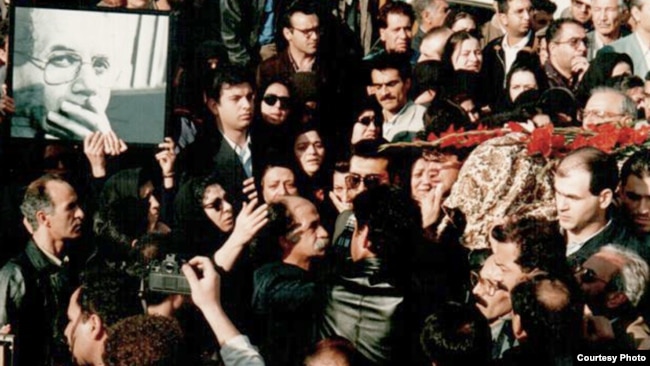 تشییع جنازهٔ محمد مختاری، نویسنده و از قربانیان قتل‌های زنجیره‌ای، تهران، آذر ۷۷