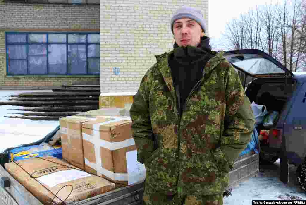 Військовий приймає гуманіратрную допомогу від волонтерів з Волновахи. Село Прохорівка.