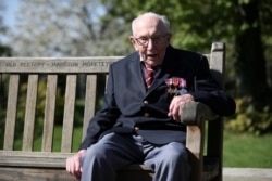 Penzionisani kapetan britanske vojske Tom Moore nedavno je napunio 100 godina nakon što je hodajući pravio krugove u svom vrtu i prikupio 37 miliona eura za britansku Nacionalnu zdravstvenu službu.