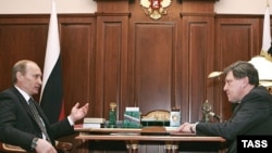 Существующие партии (справа от президента лидер «Яблока» Григорий Явлинский) могут не дожить до «декоративной» демократии