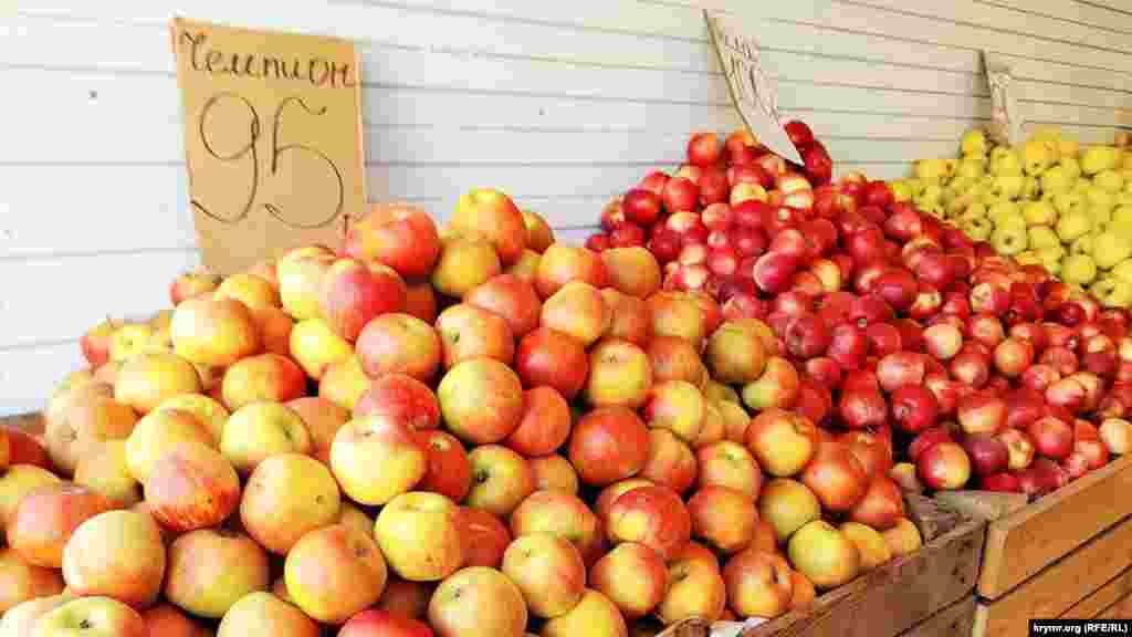 Яблоки по 95-100 рублей (около 34-36 гривен)