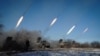Российские гибридные силы обстреливают Дебальцево из установок «Град», февраль 2015 года