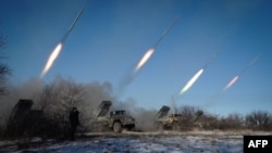 Российские гибридные силы обстреливают Дебальцево из установок «Град», февраль 2015 года