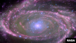 М81 эшилме галактикасындагы Күндөн 70 миллион эсе чоң кара көңдөй (чёрная дыра).