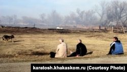 Хакасия, жители сгоревшего села Новокурск смотрят на пепелища, оставшиеся от их домов