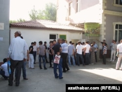 Férfiak sorakoznak egy katonai toborzóiroda előtt Aşgabatban