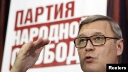 Russia -- Mikhail Kasyanov, joint leader of opposition bloc Party of People's Freedom, speaks with journalists during a news conference in Moscow, 23Jun2011