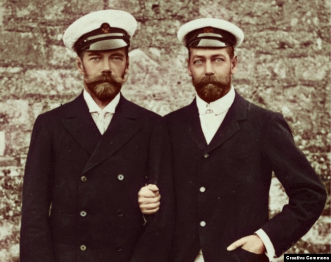 Николай II (слева) и Георг V, дед нынешней британской королевы
