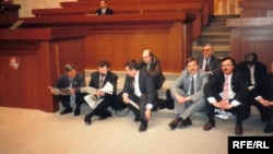 Група дэпутатаў апазыцыі БНФ падчас галадоўкі ў будынку Вярхоўнага Савету 12 красавіка 1995 году