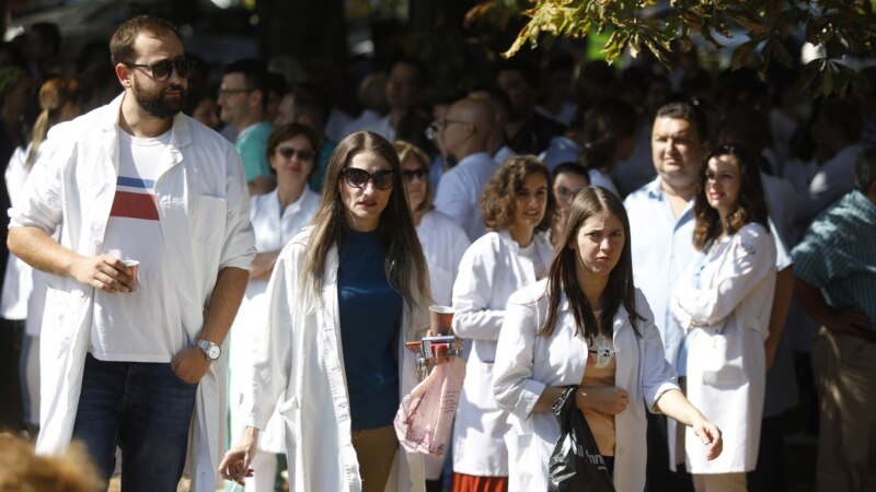 Здравствените работници излегуваат на протест за повисоки плати