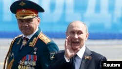 Министр обороны России Сергей Шойгу и президент России Владимир Путин. Москва, 9 мая, 2015 года