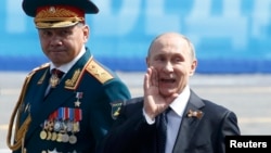 Міністр оборони Росії Сергій Шойгу (Л) і російський президент Володимир Путін, 9 травня 2015 року