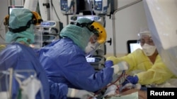 Medicinski radnici spašavaju pacijenta sa Covid-19, Brisel, Belgija, 18. april, 2020. 