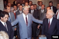 ვლადისლავ არძინბა (მარცნივ), ბორის ელცინი (შუაში), ედუარდ შევარდნაძე, 1992 წელი, მოსკოვი
