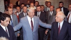 Президент РФ Борис Ельцин (в центре), председатель Госсовета Грузии Эдуард Шеварднадзе (справа) и председатель Верховного Совета Абхазии Владислав Ардзинба (слева) после завершения встречи по урегулированию конфликта