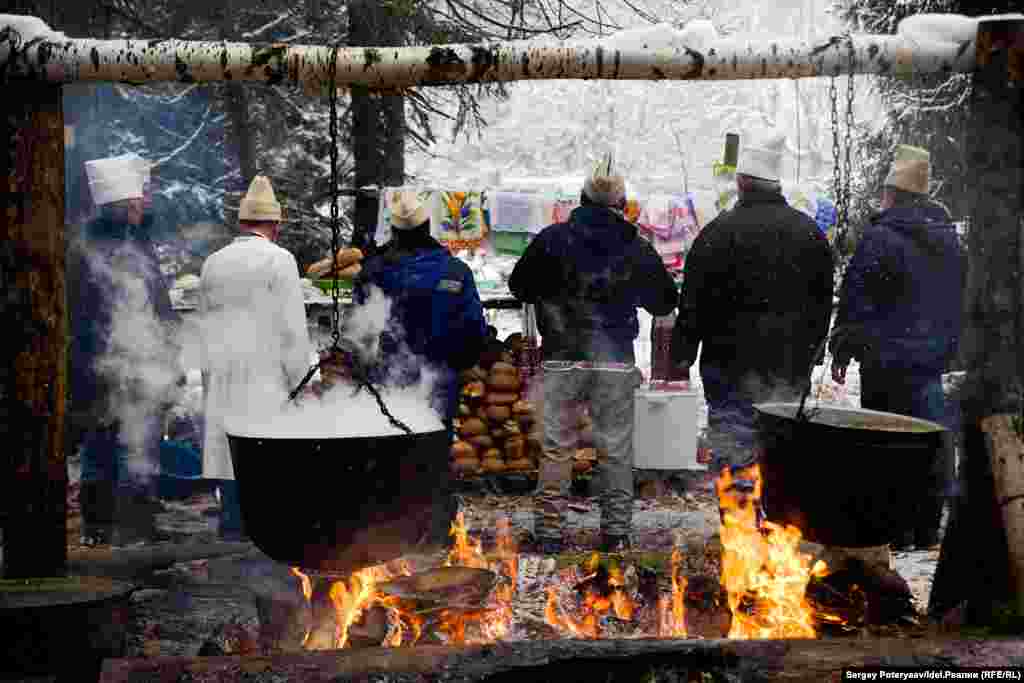 After preparing the food, Mari pray to the gods, moving from one fire to another to speak to different deities. 
