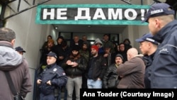 Aktivisti organizacije "Krov nad glavom" sprečavaju iseljenje porodice u Beogradu, 2018.