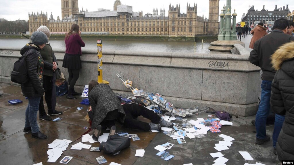 Jürginşiler şabuıldan jaralanğan adamğa kömektesip jatır. London, 22 naurız 2017 jıl.