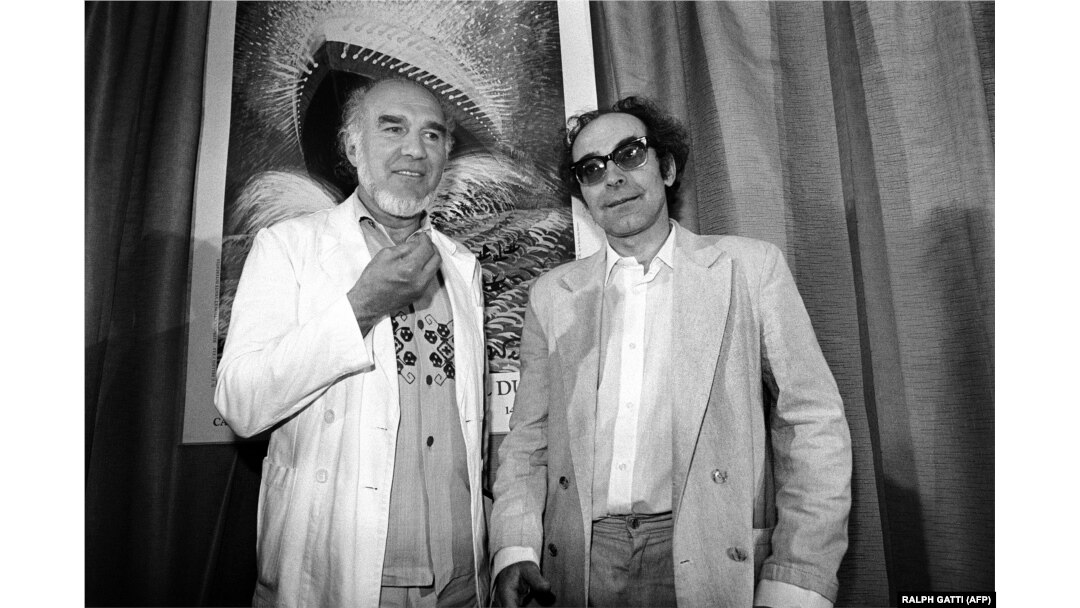 Na ovoj fotografiji snimljenoj 24. maja 1982. godine, francuski glumac Michel Piccoli (lijevo) i francuski režiser Jean-Luc Godard poziraju prije projekcije filma "Pasija" tokom filmskog festivala u Cannesu.