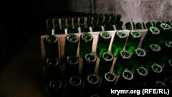 Бутылки с вином в подвалах крымского завода "Новый Свет"