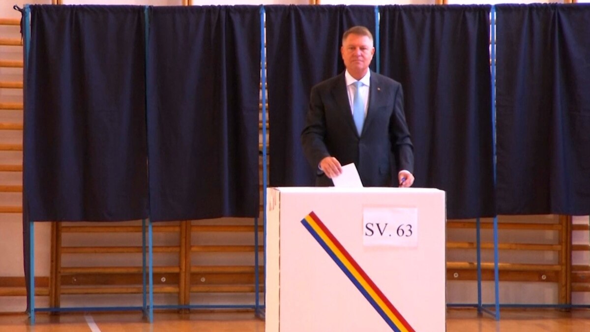 Front-Runners Vote In Romanian Presidential Election