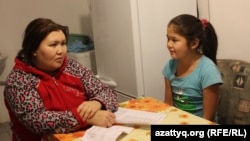 Оксана Назбаева с 11-летней дочерью Рузанной у себя дома. Село Березовка, Западно-Казахстанская область, 3 декабря 2014 года.