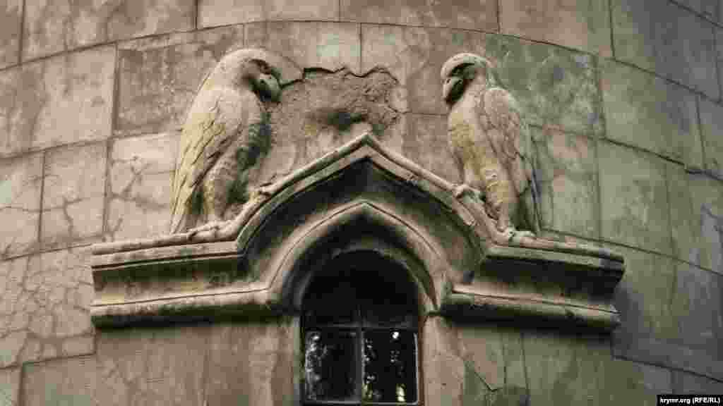 Двери в склеп и его хранители &ndash; два печальных ворона над стрельчатым световым окошком