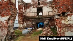 Внутри руин