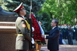 Президент Узбекистана возлагает цветы к памятнику павшим во Второй Мировой войне. 9 мая 2020 года.