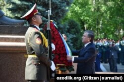 Өзбекстанның президенті Шавкат Мирзияев гүл қою рәсімінде. Ташкент, 9 мамыр 2020 жыл.