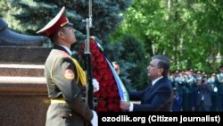 Шавкат Мирзиёев ба муҷассамаи шахсони фавтида дар Ҷанги дуввуми ҷаҳон гулчанбар гузошт