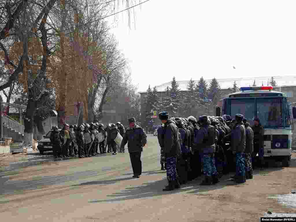 Милиция нааразылыкка чыккандарды кууп таратты, 1-март