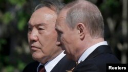 Президент Казахстана Нурсултан Назарбаев (слева) и президент России Владимир Путин.