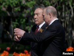 Президент Казахстана Нурсултан Назарбаев и президент России Владимир Путин в Москве 9 мая 2016 года.