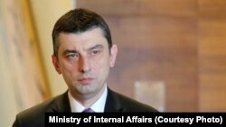 Глава правительства отметил, что такие решения, как закрытие пункта пропуска усугубляют гуманитарную ситуацию и наносят значительный ущерб обстановке безопасности на месте