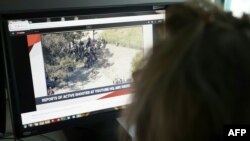 Журналіст переглядає на екрані комп’ютера повідомлення про стрілянину в офісі YouTube, 3 квітня 2018 року